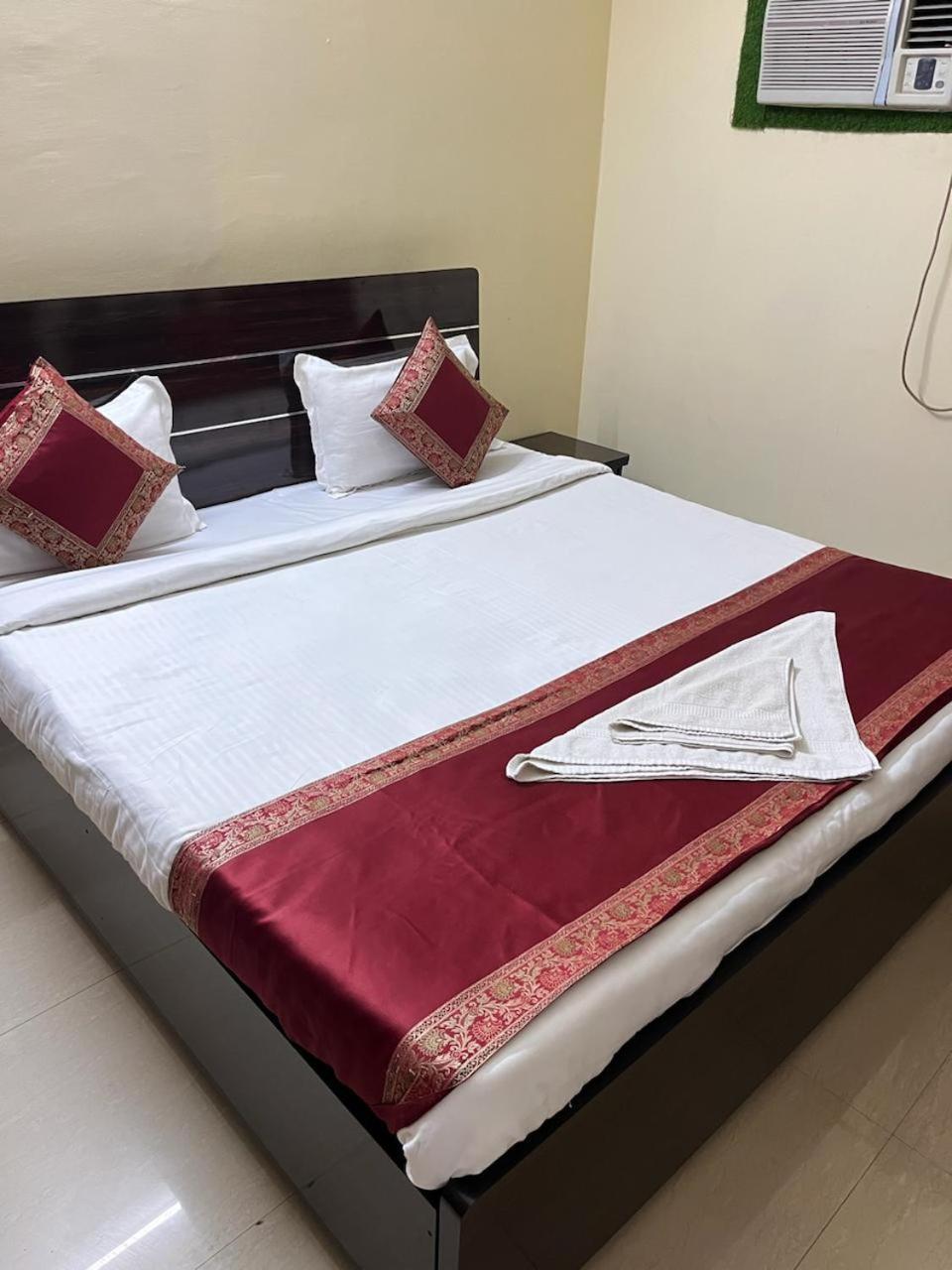 Lavish Living Villa Varanasi Exterior photo